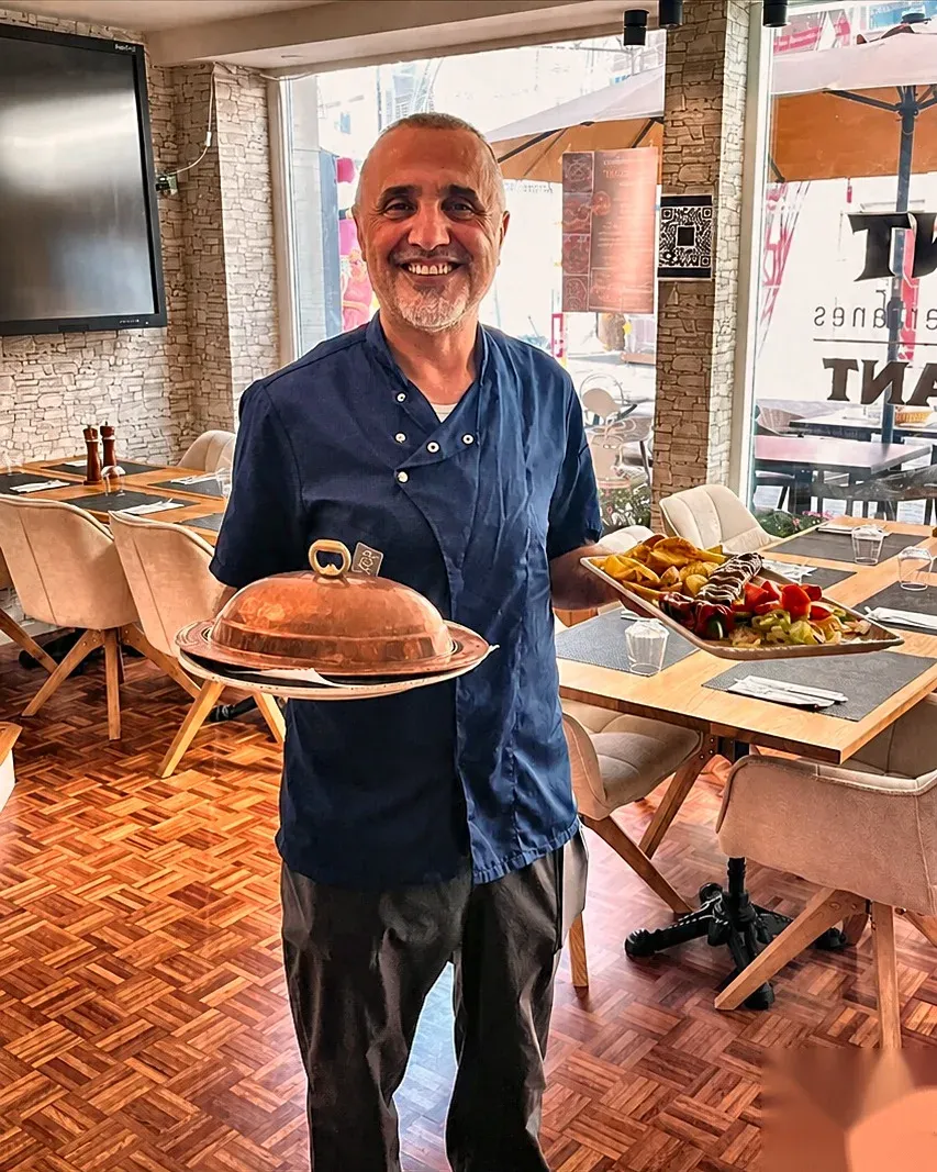 Der Gastgeber des Orient Grill im Restaurant